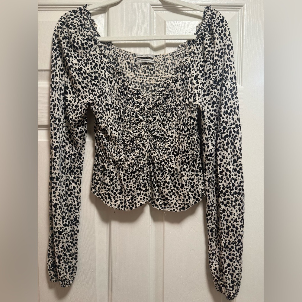 Urban Outfitters Shania leopard ruched long sleeve crop top - Picture 4 of 10